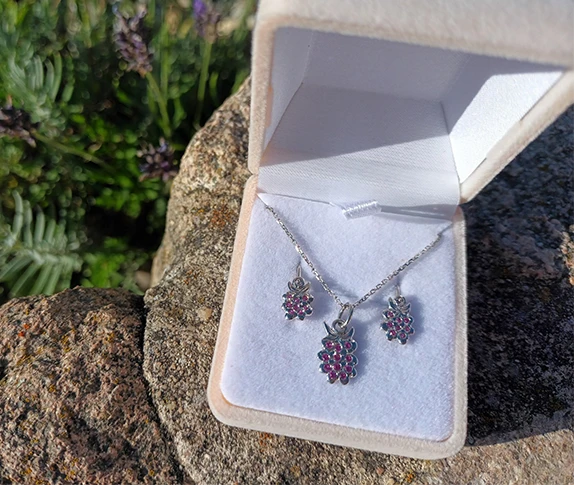 Souprava náušniček s přívěskem ve tvaru malin z bílého zlata zdobených drobnými rubínky